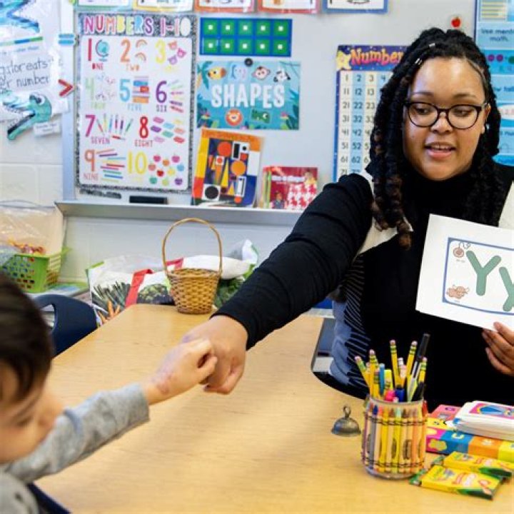 Do primary schools have art teachers?