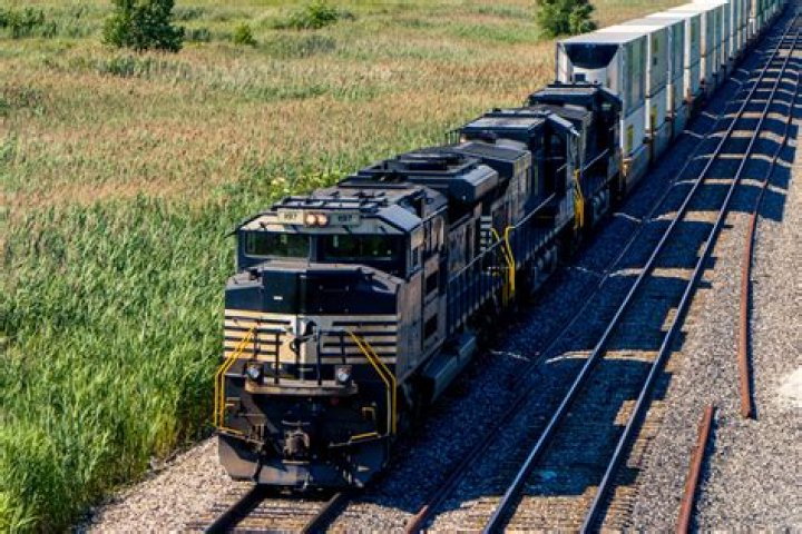 Does Norfolk Southern pay weekly?