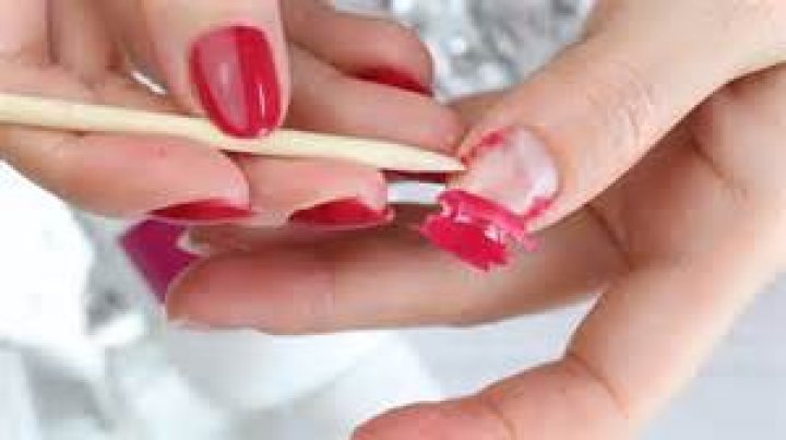 How do nail artist get paid?