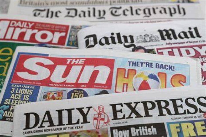 How many daily print newspapers are there in the US today?