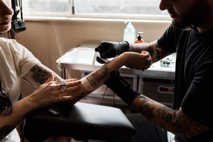 How many days a week does a tattoo artist work?