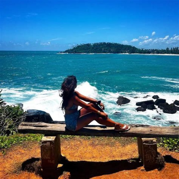 How many miles long is Sri Lanka?