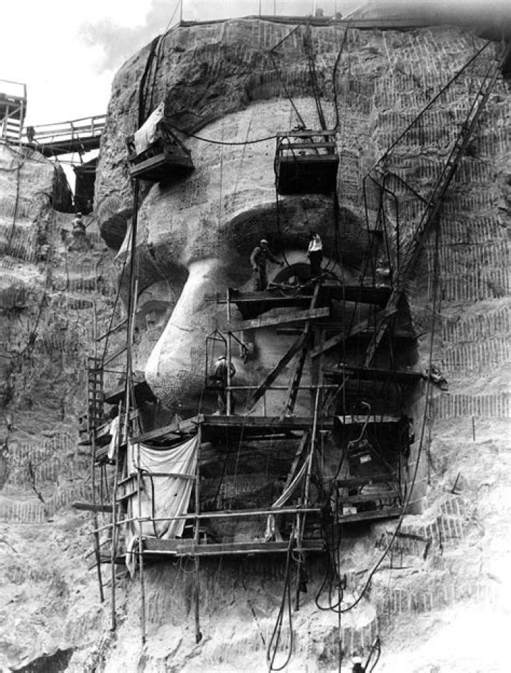 How many workers died building Mount Rushmore?