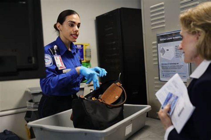 How much do airport security screeners make?