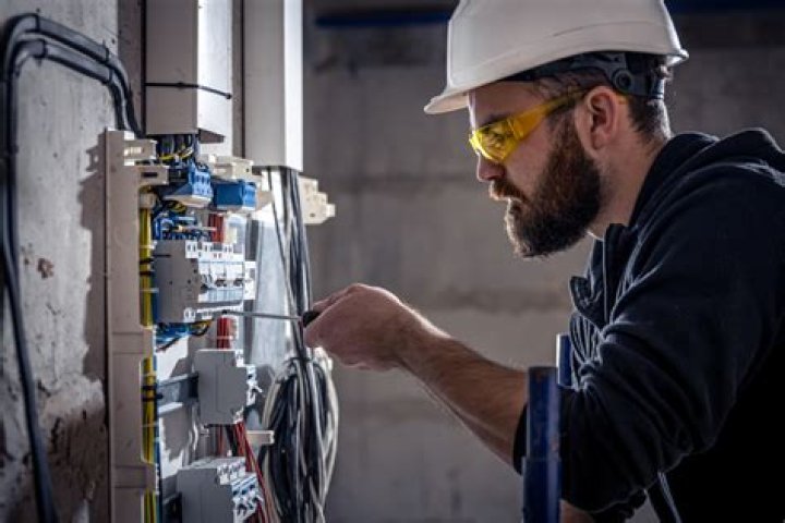 How much do apprentice electricians make in Colorado?
