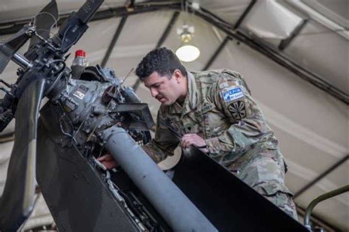 How much do army helicopter mechanics make?