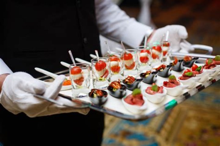 How much do banquet servers make in tips?