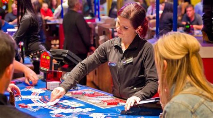 How much do casino pit managers make?
