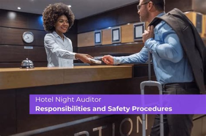 How much do night auditors make hourly?