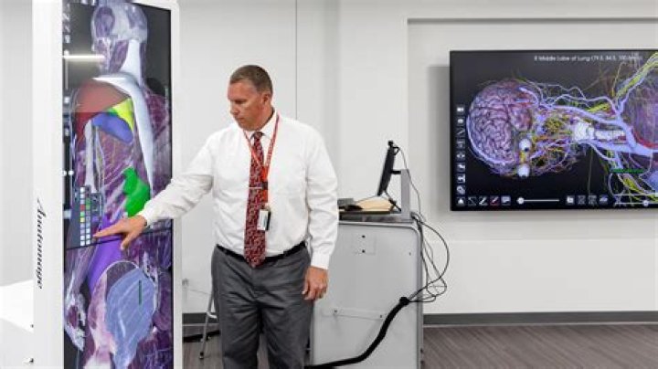 How much do nuclear medicine technologists make a year?
