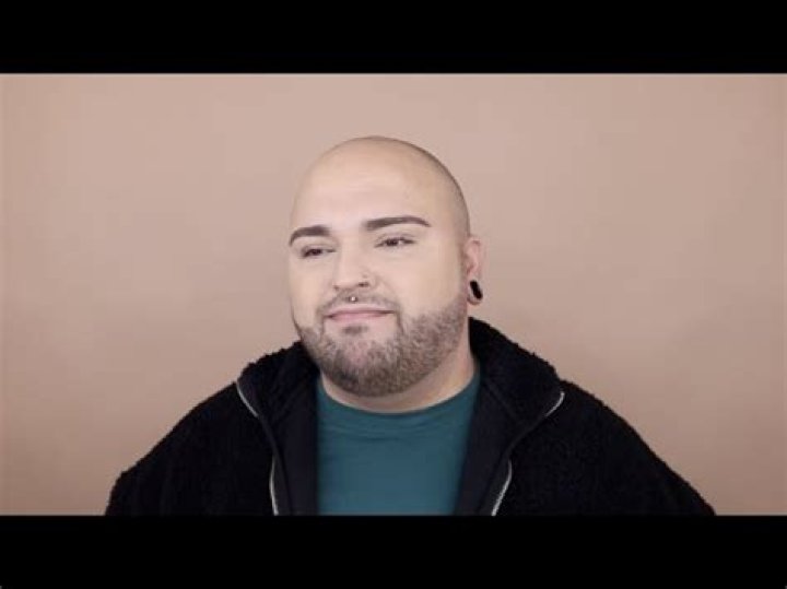 How much do you make working at MAC Cosmetics?
