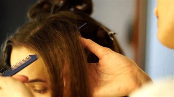 How much does a hair stylist make per hour?