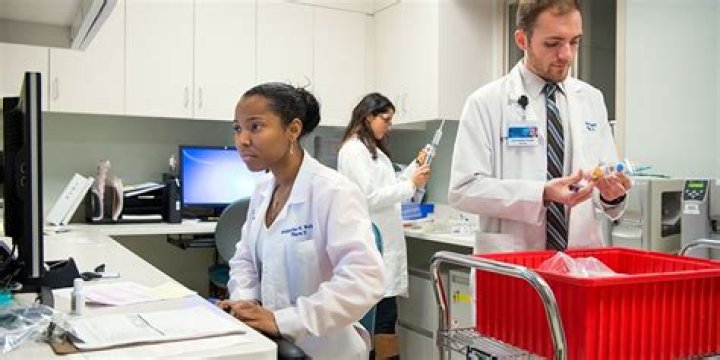 How much does a hospital pharmacy technician make?