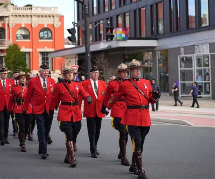 How much does a RCMP staff sergeant make?