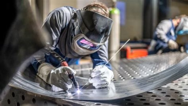 How much does a union welder make a year?
