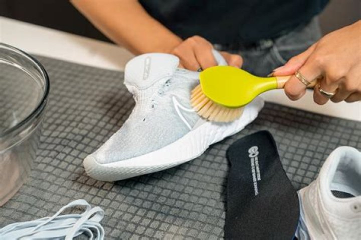 How much does the average shoe seller make?
