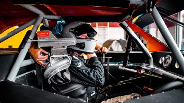How much money does a race car driver make?