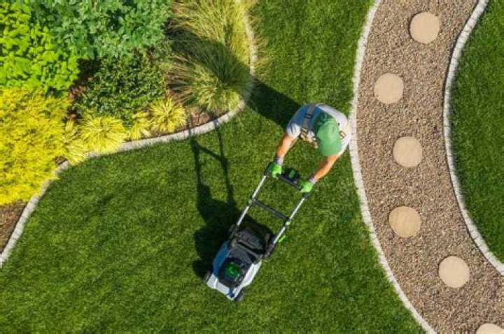 How much profit does a landscaper make?
