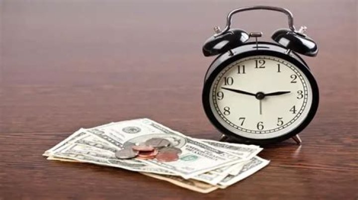 How much will 10 dollars an hour make a year?