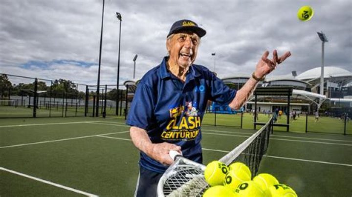 Who is the oldest tennis player to turn pro?