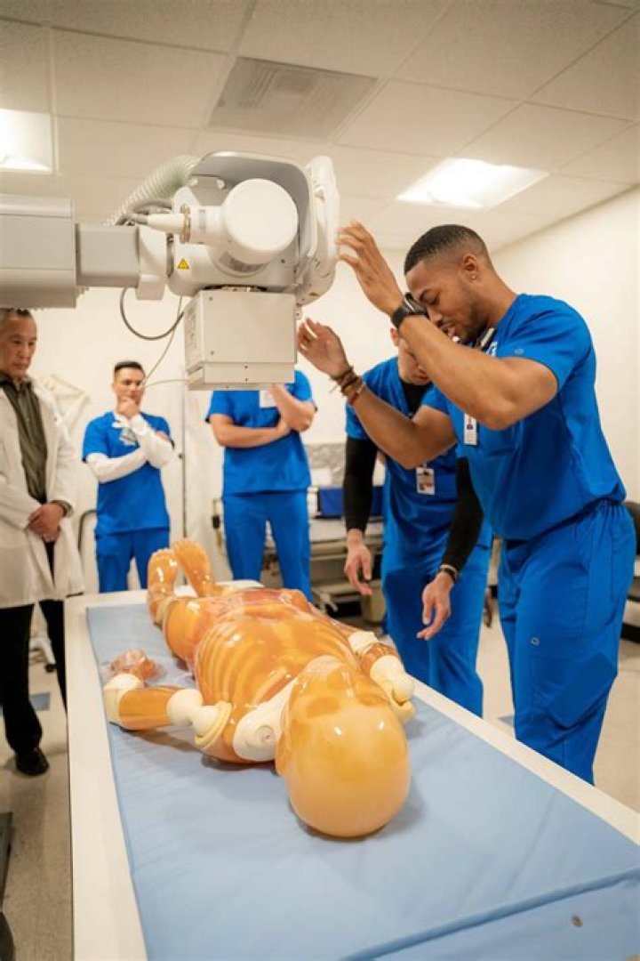 Who makes more money a RN or a radiology tech?